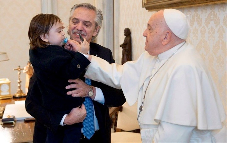 Alberto Fernández, con su hijo Francisco, en la visita que realizó al Papa Francisco.