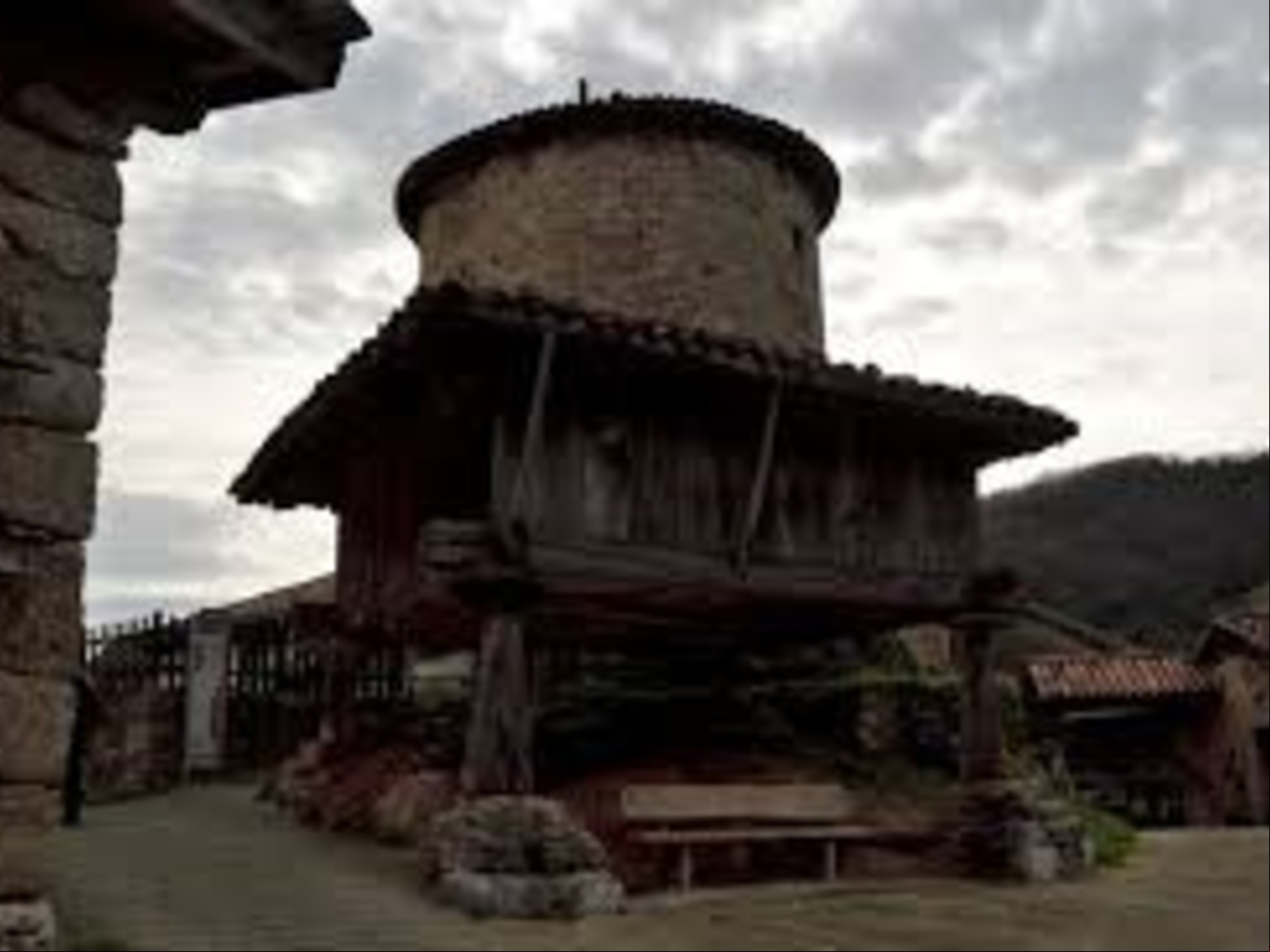 Bandujo. La Torre Bandujo o Tuñon. Fue Ayuntamiento y cárcel. / Imagen Rutas de Asturias.