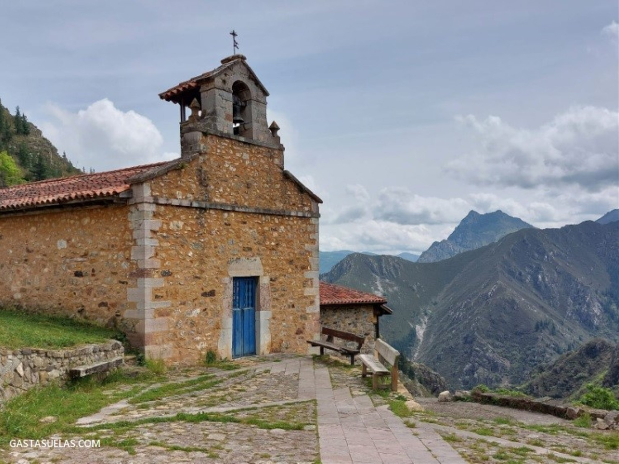 Bandujo. La actual Iglesia de Santa María fue construida en los años 1300./ Imagen: Turismo Proaza.