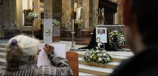 La primera misa en la Catedral tras la muerte del papa Francisco: llantos, bocinazos y fieles que llegaron desde distintos lugares
