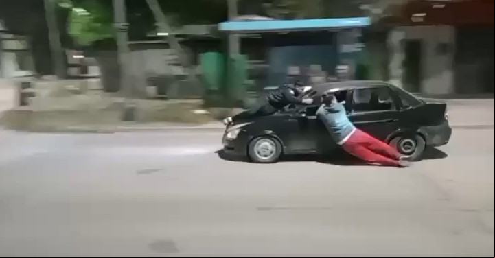 Un conductor llevó colgados de su vehículo a dos hombres luego de atravesar por la fuerza un piquete en Florencio Varela.