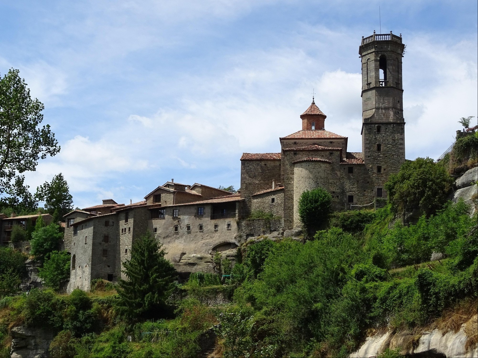 Rupit, pueblo medieval en Cataluña, junto a la cascada más alta de la región./ Foto de Marta en Pixabay.