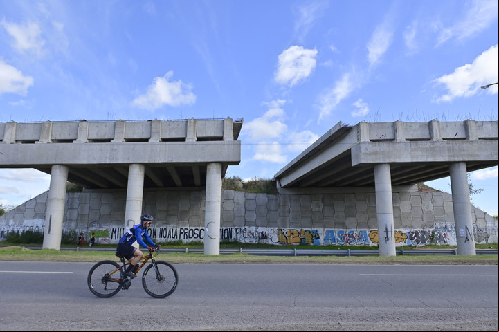 Tramos sin inaugurar y puentes de vinculación en obra en la autopista Presidente Perón. Foto: Matías Martin Campaya