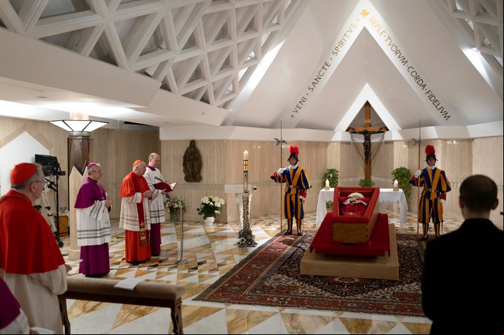 El Vaticano difundió este martes las primeras imágenes del papa Francisco en su féretro. Foto EFE