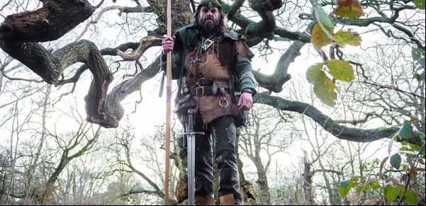 Un encuentro con el Robin Hood contemporáneo que organiza recorridos turísticos en Nottingham y el bosque de Sherwood