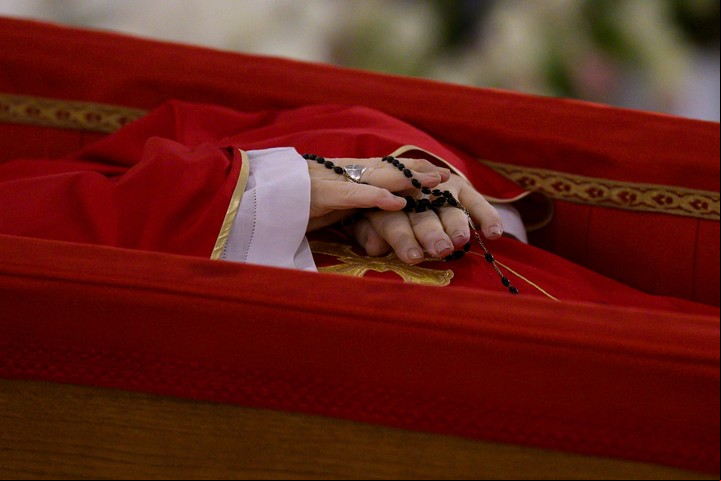 El papa Francisco, con un rosario en sus manos en el féretro. Foto EFE