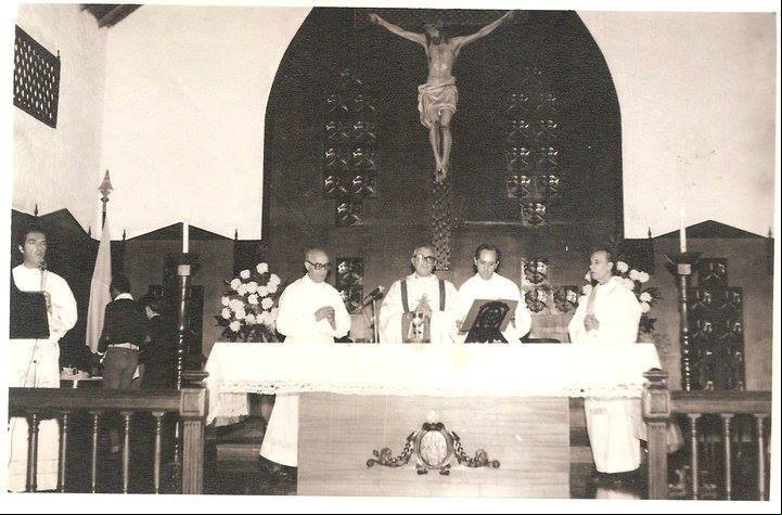 Jorge Bergoglio celebrando una misa en la parroquia del Perpetuo Socorro en Trujui.