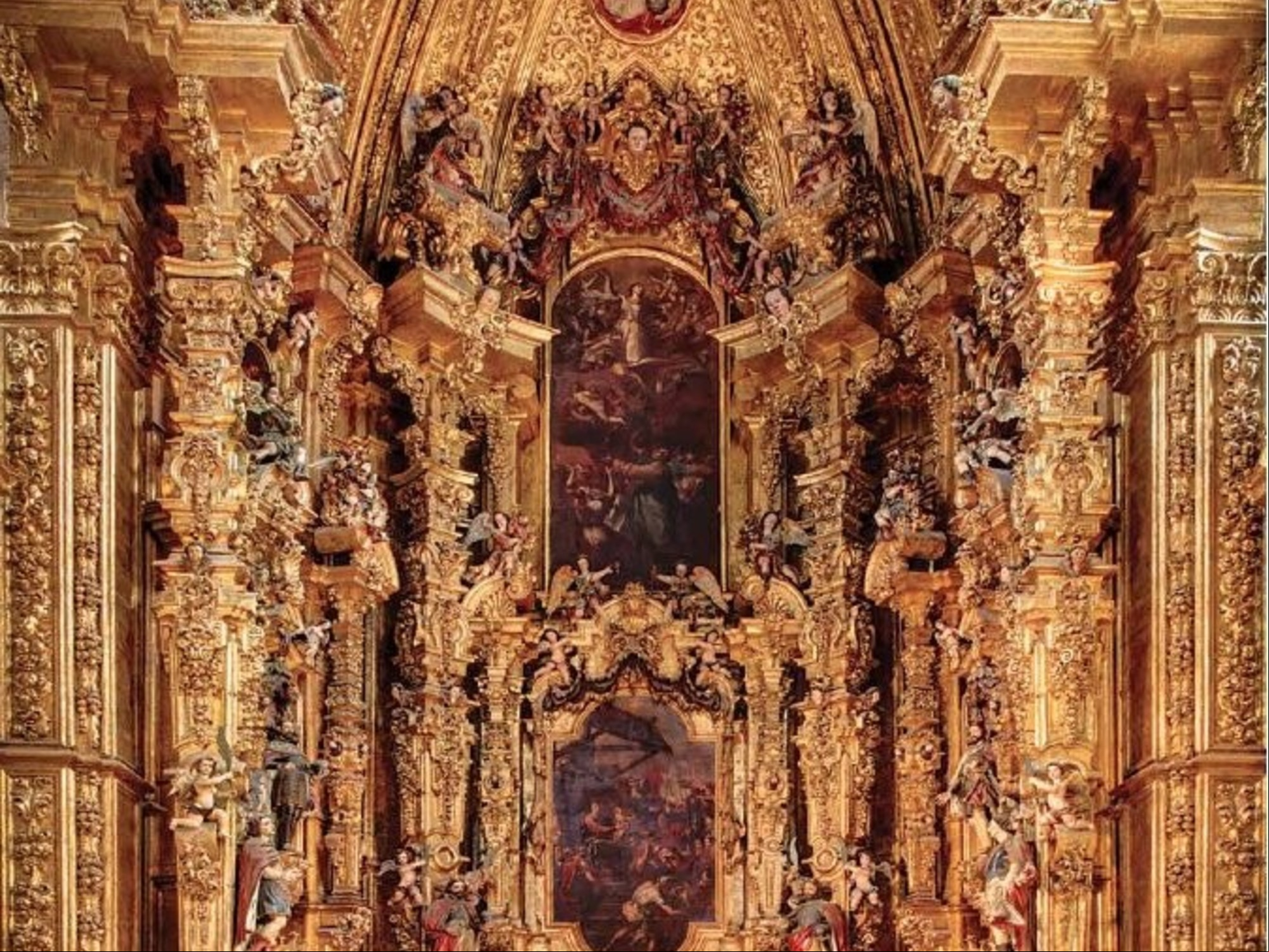 El famoso Altar de los Reyes, una obra barroca del siglo XVIII realizada por Jerónimo de Balbás, cargada de detalles dorados y esculturas de santos.