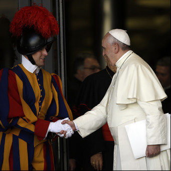 La historia de los guardias suizos: el día que el papa Francisco echó a uno de ellos y por qué les pedía que descansen