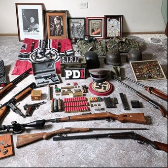 Allanaban una casa por un arma robada y se encontraron una colección de símbolos nazi