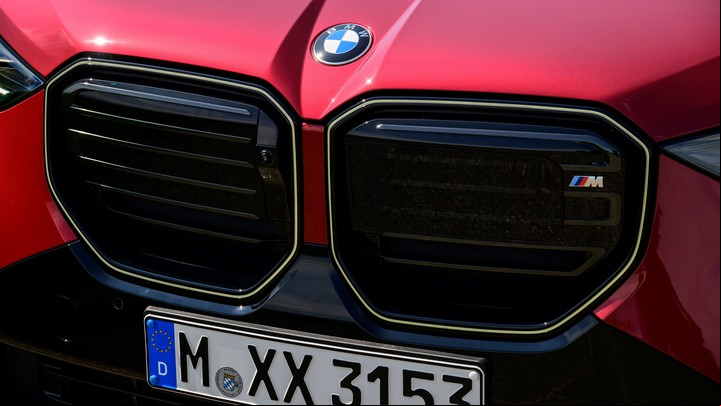 Los riñones del BMW X3 M50 vienen carenados por dentro e iluminados en su contorno.