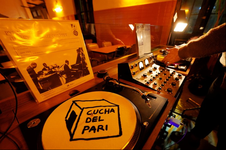 Vinilos en La Cucha del pari. Foto: Martín Bonetto.