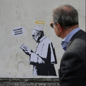La autora del grafiti contra los invitados al funeral del Papa explicó por qué lo hizo y dijo que espera venir pronto a Argentina "a molestar a Milei"