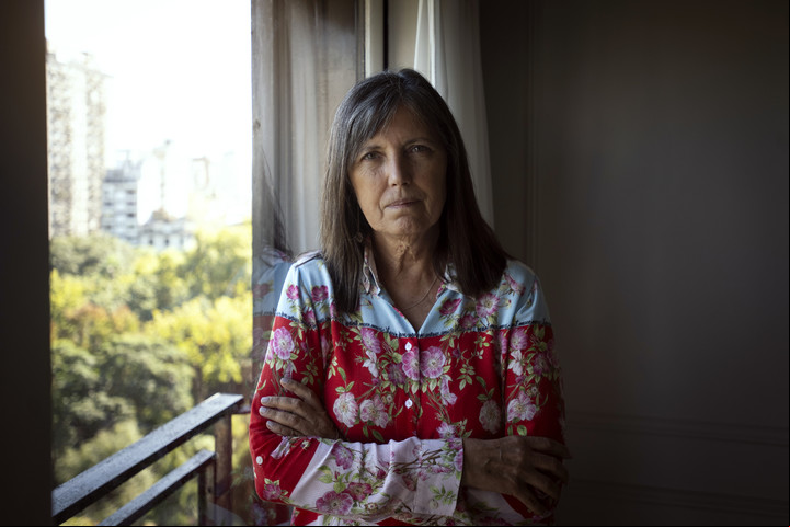 La escritora Claudia Piñeiro en su casa del barrio de Palemo. Foto: Mariana Nedelcu.