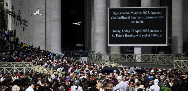 Miles de personas todavía esperan para darle el último adiós al papa Francisco antes de su entierro