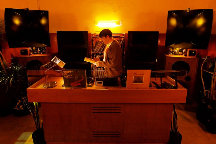 Pedro entre sus equipos y su colección de vinilos. Foto: Martín Bonetto.