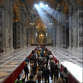 Cerraron al público la Basílica de San Pedro y en una ceremonia privada sellaron el féretro del papa Francisco  
