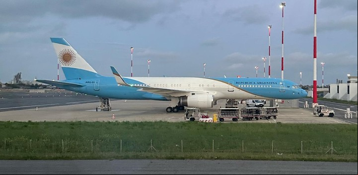 El avión presidencial ARG-01 aterrizó en Fiumicino a las 19 hora local, las 14 en Argentina.