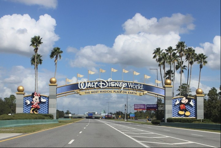 La entrada al complejo Disney World de Orlando. Foto ilustrativa: DVC Resale Experts, CC BY-NC 4.0 (https://creativecommons.org/licenses/by-nc/4.0/).