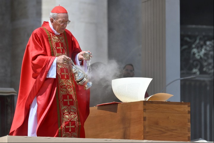 Giovanni Battista Re, frente al ataud del Papa Francisco (EFE/EPA/ALESSANDRO DI MEO)