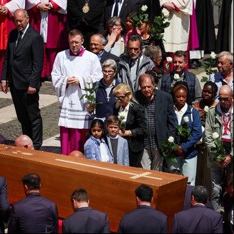 Gente sin techo, migrantes y transexuales: quiénes recibieron el cuerpo del Papa Francisco en la basílica Santa María la Mayor donde será enterrado