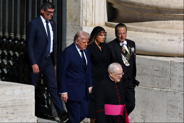 Donald Trump y su esposa Melania, durante el funeral del Papa Francisco, el 26 de abril en el Vaticano. Foto: REUTERS