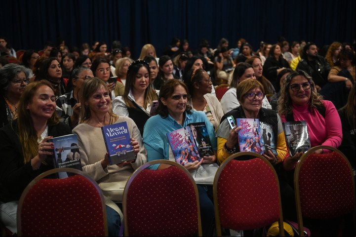 Megan Maxwell se presentó en la Feria del Libro ante una sala José Hernández colmada. Foto: Federico Lopez Claro.