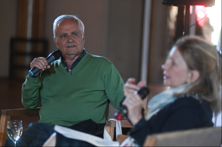 En el espacio cultural Clarín / Ñ, la editora de Revista Ñ, Matilde Sánchez, dialogó con el periodista español Juan Cruz Ruiz. Foto: Federico Lopez Claro.