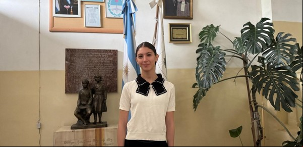 La historia de la escuela argentina en Armenia, fundada en tiempos de Menem y que ahora lleva la foto de Milei