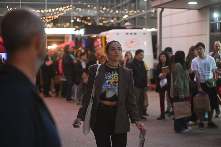 Con entrada gratis, la gente llega a La Rural para disfrutar de la Noche de la Feria. Foto: Federico Lopez Claro.