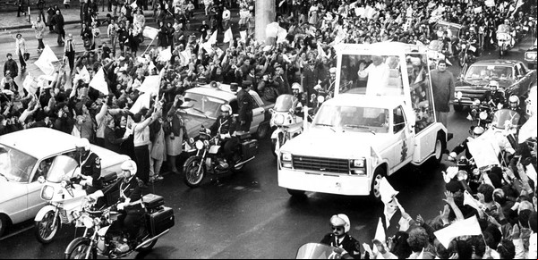 Homenaje al papa Francisco: la historia de la grúa de auxilio mecánico que se convirtió en papamóvil