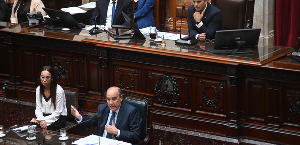 Francos defendió su rol y dijo que Santiago Caputo no tiene "firma ejecutiva"