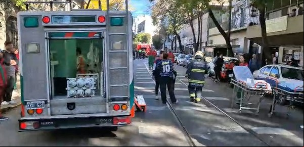 Catorce personas trasladadas y gran despliegue del SAME tras un incendio en un edificio de Caballito