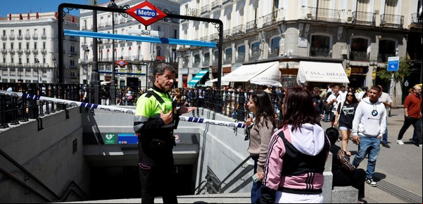 Apagón en Madrid: de repente todo empezó a cerrar, los semáforos se apagaron y las oficinas liberaban gente a las calles