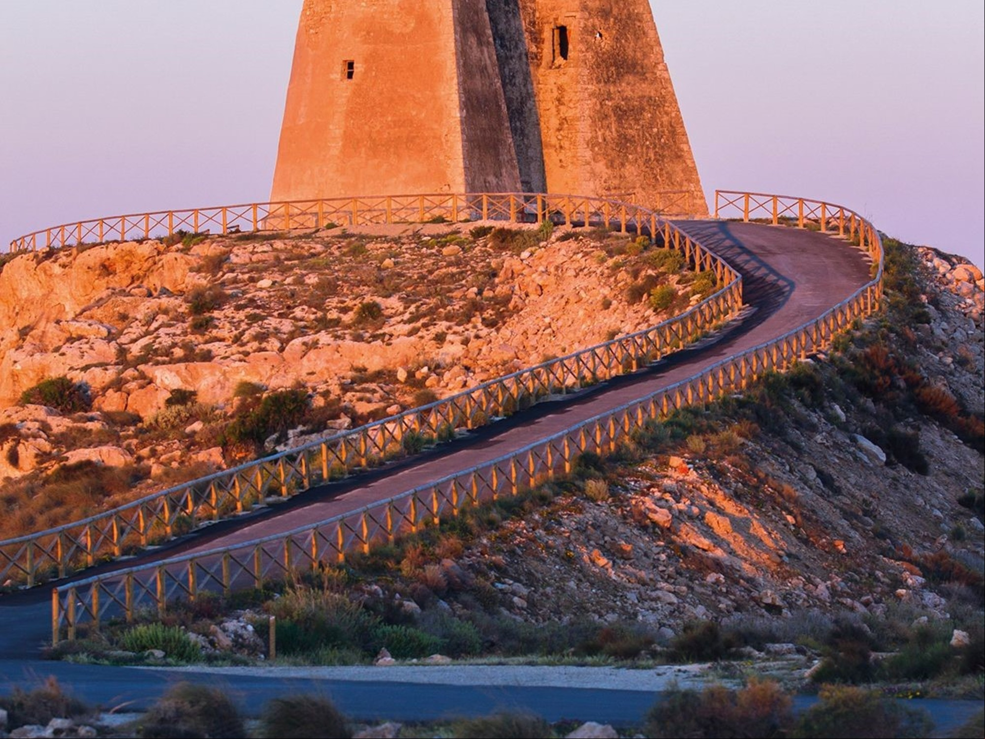 Agua Amarga. Detrás del pueblo está el domo volcánico de Mesa Roldán (foto), coronado con una torre de vigilancia y un faro./ Imagen: Parque Natural Cabo de Gata-Níjar.