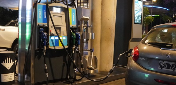 YPF baja un 4% la nafta y el gasoil y el Gobierno frena la suba de impuestos al combustible