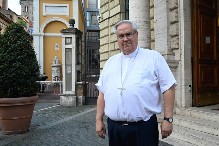 El cardenal argentino Ángel Rossi en la entrada de Curia Generalicia los Jesuitas.
Foto: Víctor Sokolowicz
