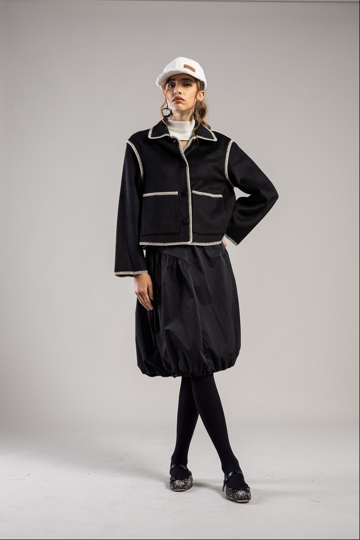 Volumen extremo en mangas y faldas; el oversize reina en la sastrería. Chaqueta de paño con vivos (Furzai). Polera de morley (Akiabara). Pollera midi de algodón globo (Las Pepas) Medias de microtul opacas (Silvana). Aros de resina (Luna Garzon). Cup de corderito (Compañía de sombreros). Balerinas con piedras (Mishka). Foto: Esteban Leyba