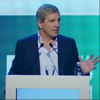 Caputo dijo que prepara medidas para fomentar el uso de dólares que "van a sorprender"