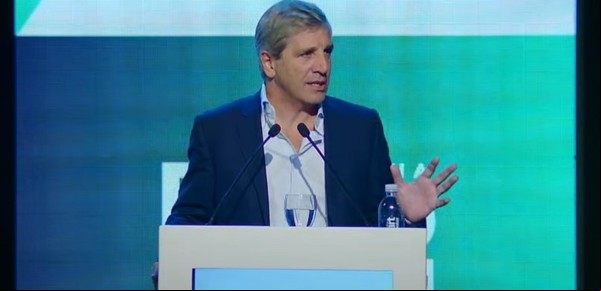 Luis Caputo se sumó a Milei y el Gordo Dan en los ataques a la prensa y dijo que "el periodismo es una profesión que tiende a desaparecer"