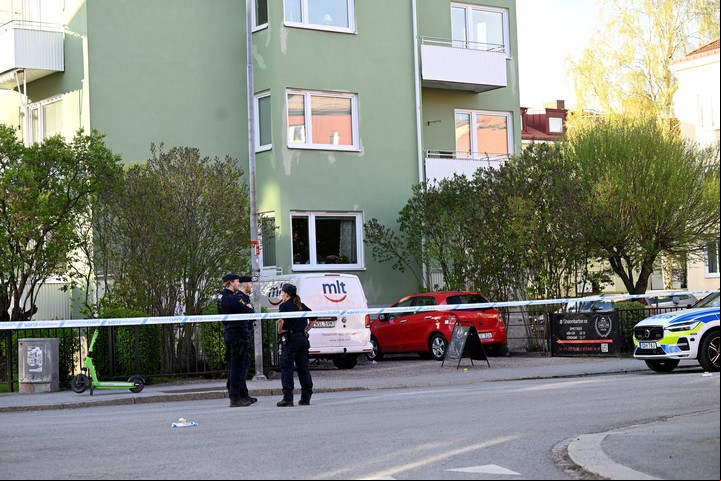 La policía acudió al lugar de los hechos tras un presunto tiroteo en la plaza Vaksala de Uppsala, Suecia. Foto EFE