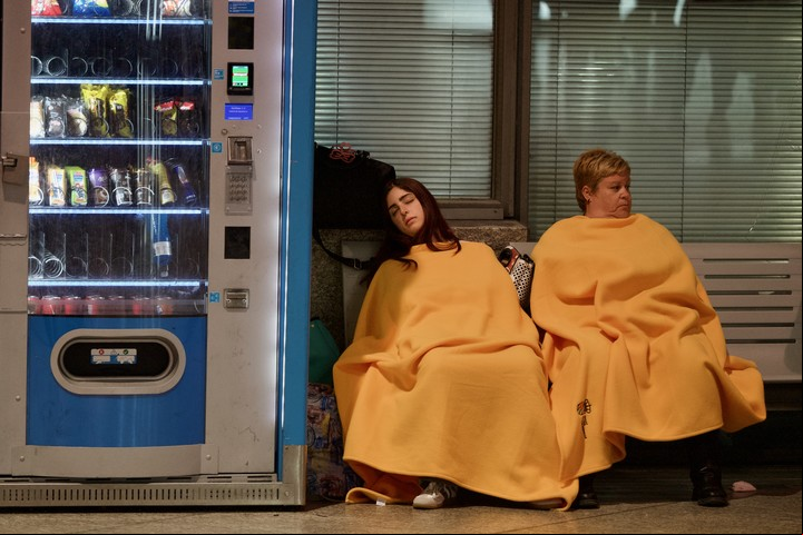 Decenoas de persona esperan que se restablezca el servicio trenes en la estación Atocha. Foto: Cézaro Luca.