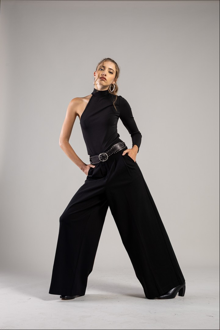 El escote asimétrico regresa en tops, vestidos y bodies con estilo. Foto: Esteban Leyba