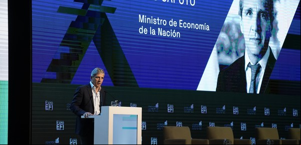 Más dólares en la calle: el Gobierno prepara un plan para incentivar su uso, pero los economistas ven límites