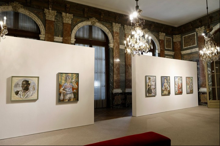 Vista de la sala con montaje inusual para sus más de 70 pinturas exhibidas.
