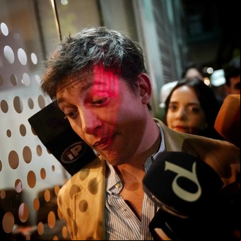 Otro incidente de Santiago Caputo, ahora con un fotógrafo que lo retrataba al llegar al debate de la Ciudad