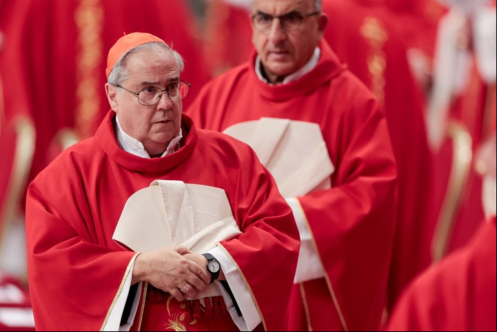 El cardenal Ángel Sixto Rossi asiste a una misa de duelo por el Papa Francisco en el tercer día de Novendiali (nueve días de luto después del funeral del Papa) en la Basílica de San Pedro. Foto Reuters