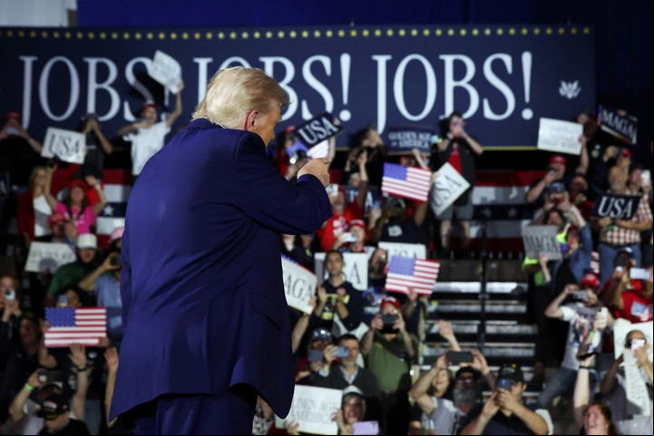 El presidente de Estados Unidos, Donald Trump, en el Macomb Community College en Warren, Michigan. Foto Reuters