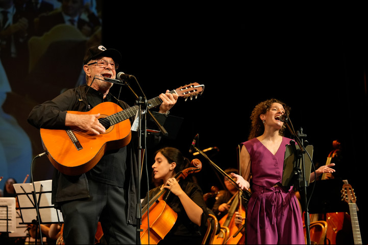 León Gieco y Ailin Demirdjian en el acto por los 110 años del Genocidio Armenio, el lunes 28 de abril en el teatro Avenida. Foto Julian Cabral