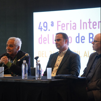 La Feria del Libro homenajeó a Mario Vargas Llosa con voces y anécdotas